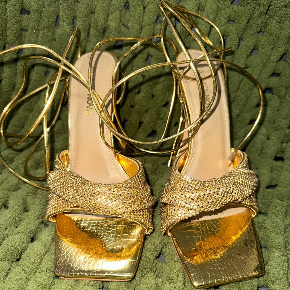 GOLD WRAP UP HEELS SIZE 7.5